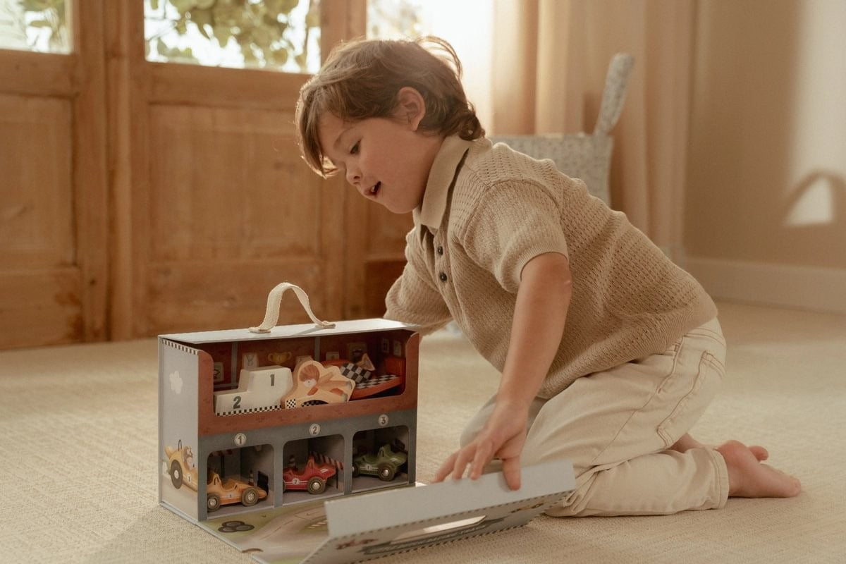 CAJA DE JUEGO CON PISTA CARRERAS FSC LITTLE DUTCH